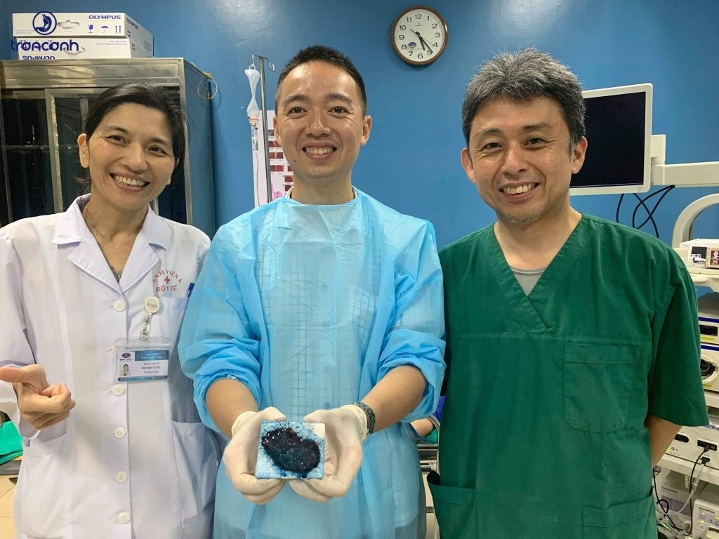 BS Cảnh thực hiện nội soi tiêu hoá