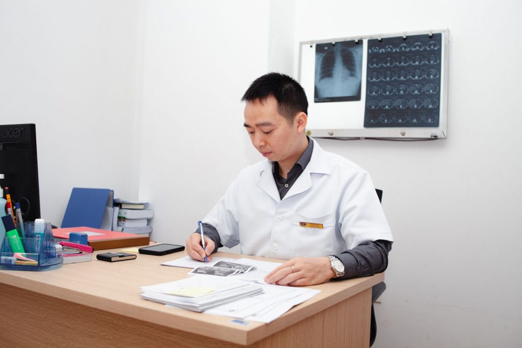 BS Cảnh tại hội thảo y khoa